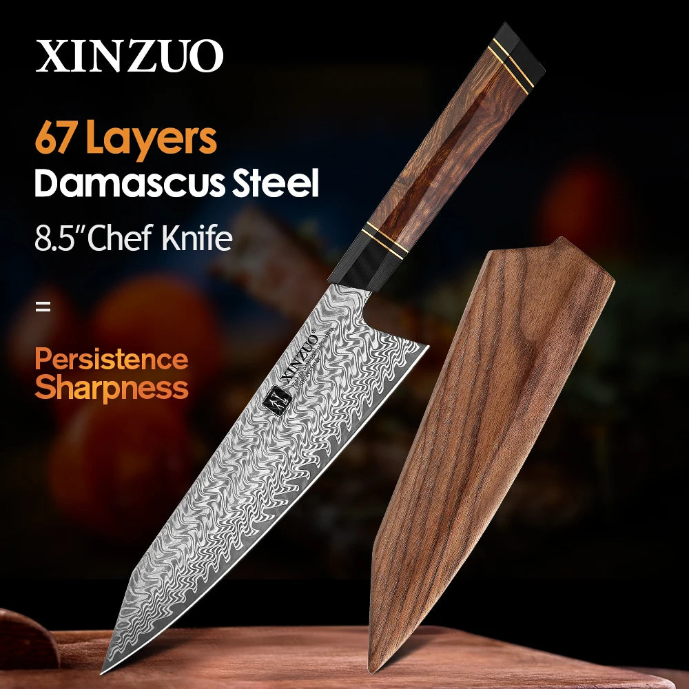 Dao bếp thép Damascus 67 lớp, lưỡi có hoa văn gợn sóng, cán gỗ nâu, kèm vỏ gỗ.