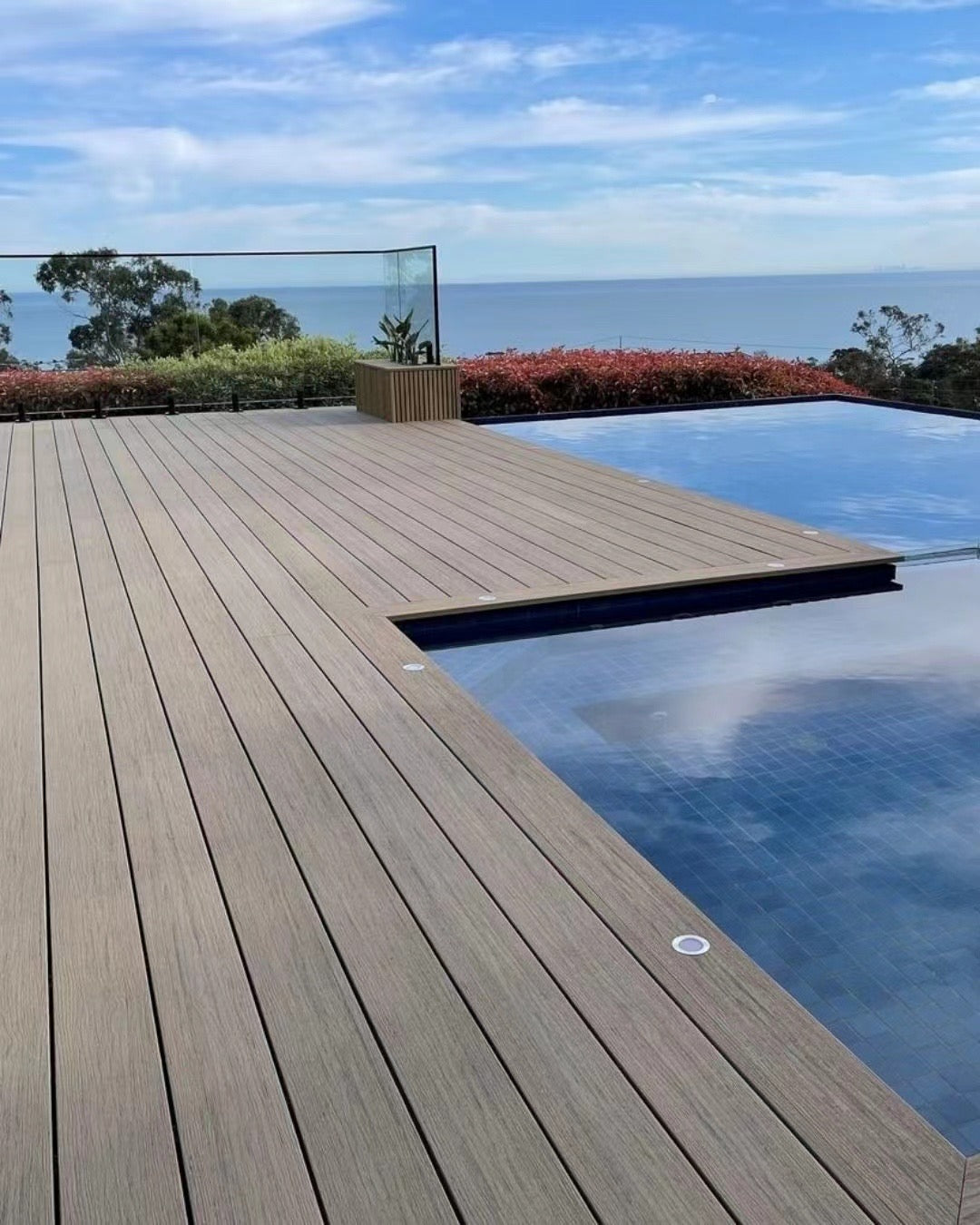Modern anti-slip, UV-resistant outdoor composite wood flooring 
