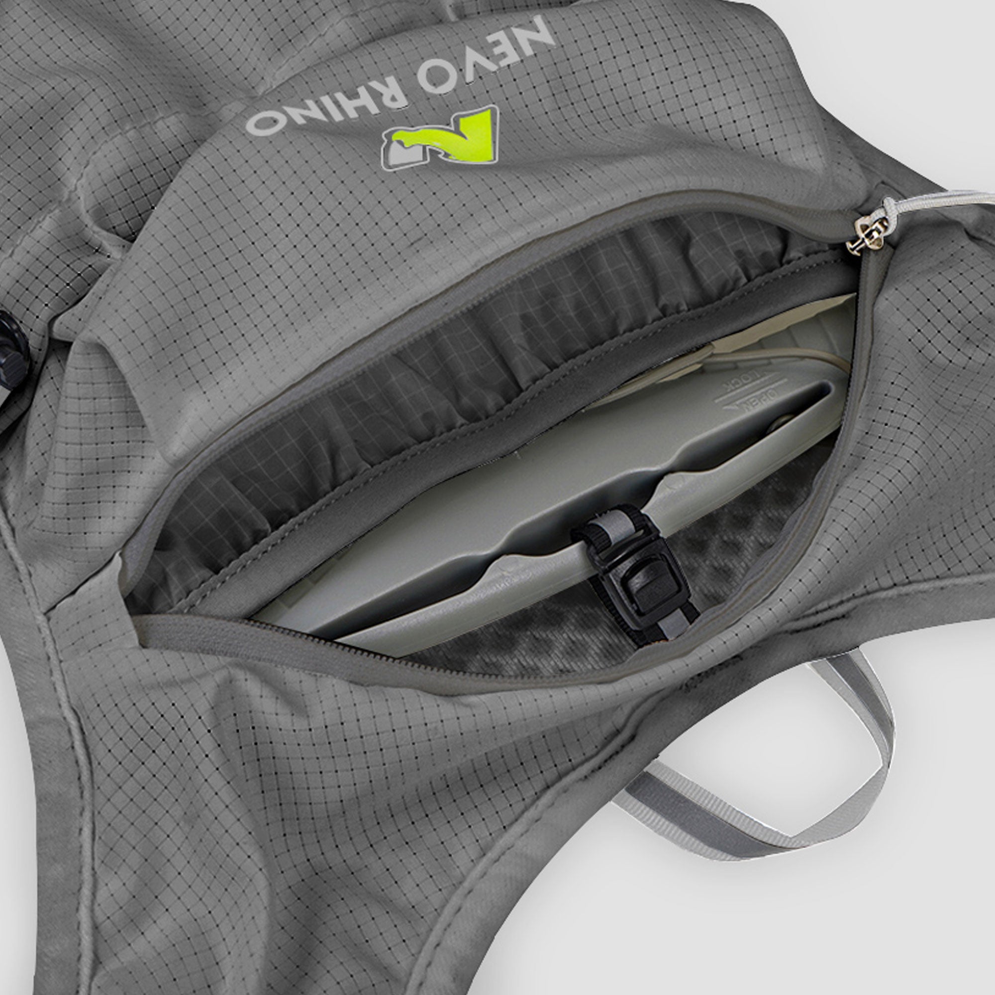 Lightweight insulated nylon running vest, compatible with 1.5L hydration bladder, for cycling and outdoor backpacking adventures 