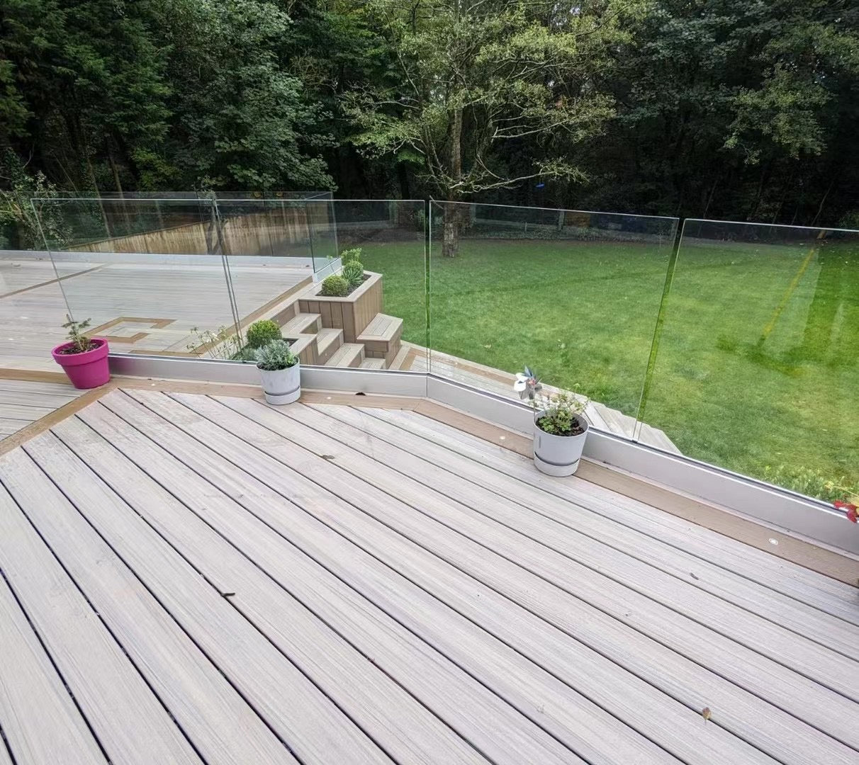 Outdoor composite wood flooring for gardens and swimming pools 