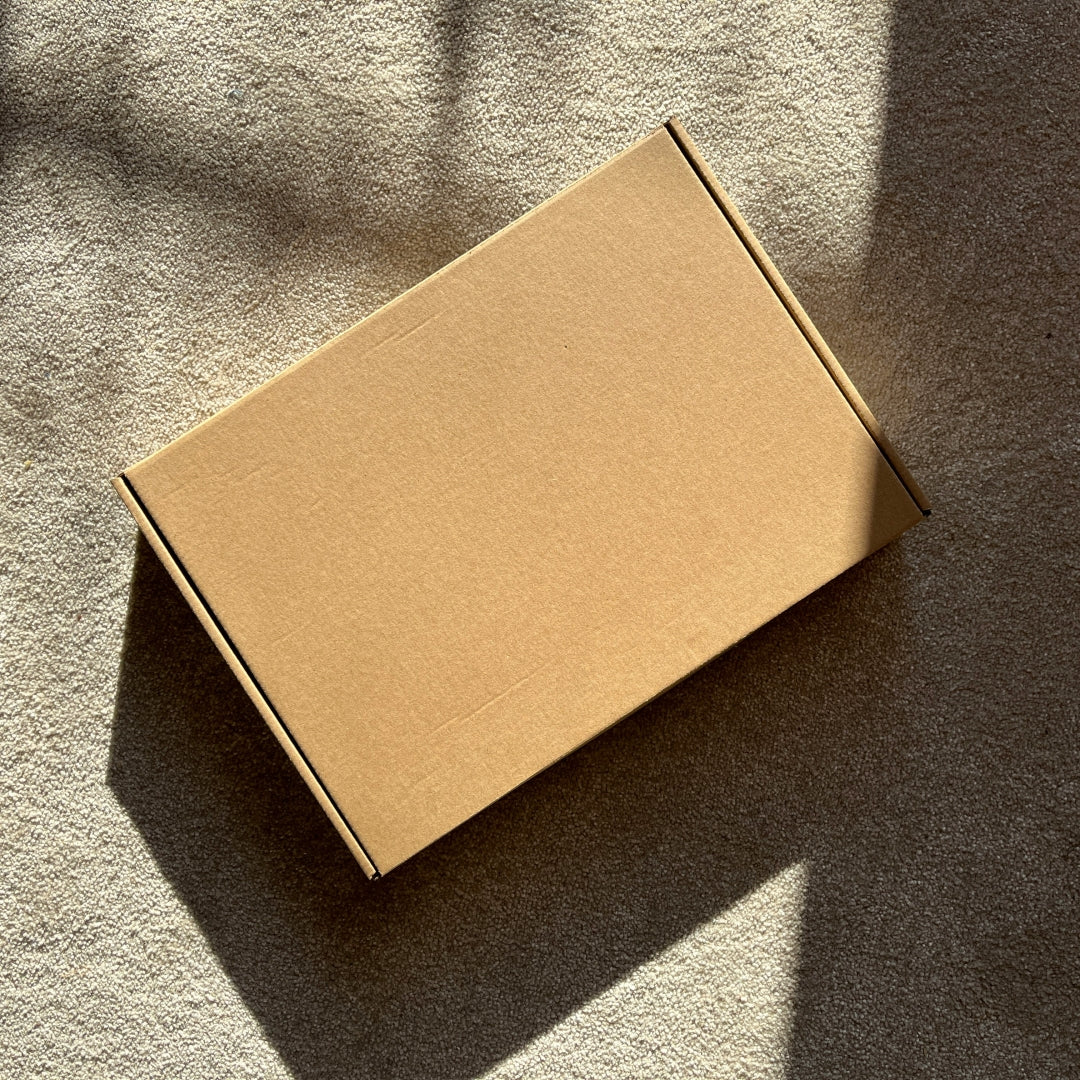 Hộp Giấy Đóng Gói Gửi Hàng Tùy Chỉnh Logo Bán Buôn MOQ Thấp Giấy Kraft Sóng 3 Lớp Cho Quần Áo Giày Dép Vớ Gấp Gọn