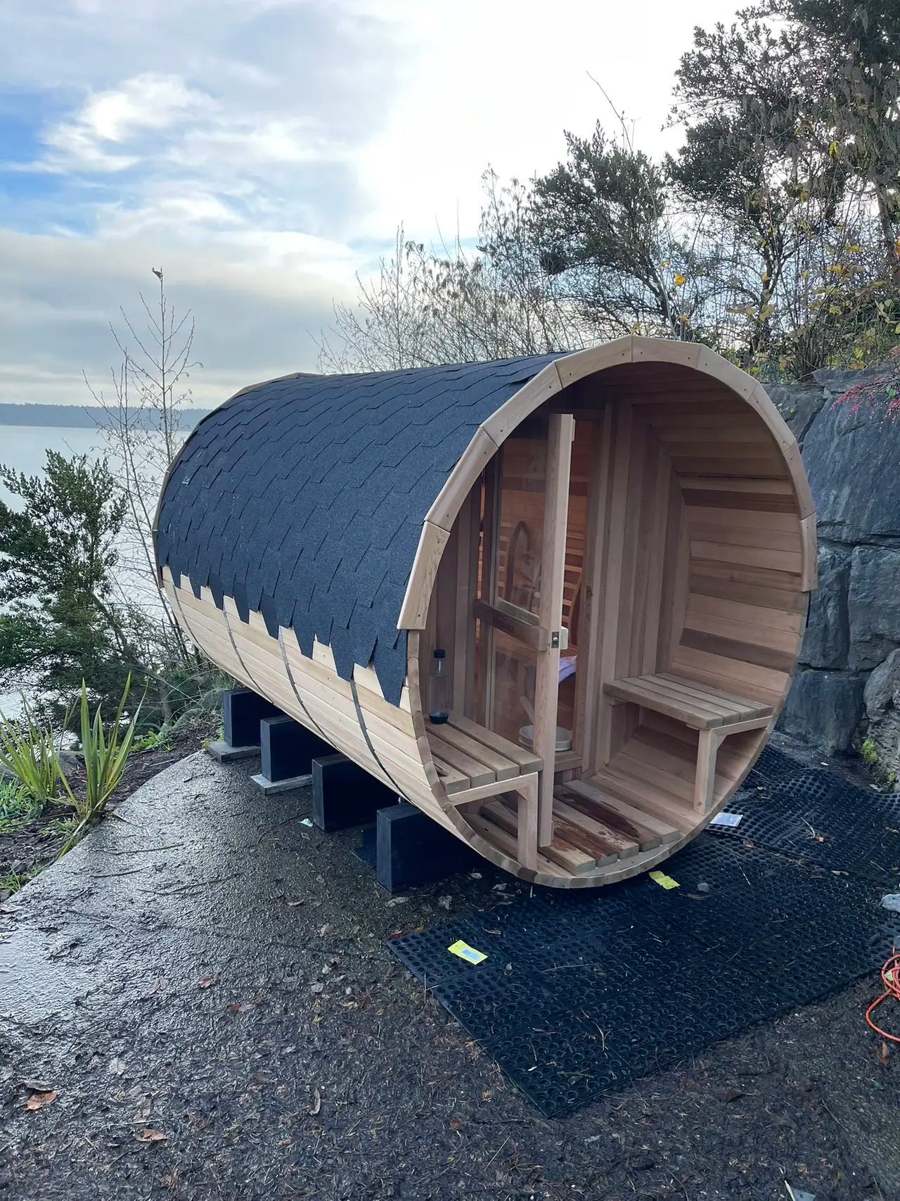 HELIUS Ready 6 person cheap outdoor red cedar steam sauna traditional electric heater barrel sauna with half glass and porch