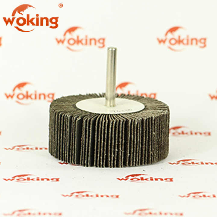 Abrasive cloth wheel with spindle for polishing metal in walls 