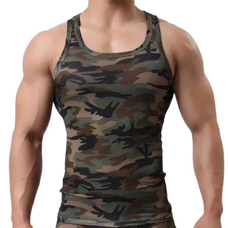 Người mặc áo ba lỗ họa tiết camo màu xanh và nâu, phô diễn cơ bắp tay và ngực.