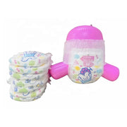 Bộ tã trẻ em, 1 chiếc trên mô hình hồng, 5 chiếc xếp chồng, có họa tiết màu sắc vui tươi.