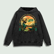 Áo hoodie đen với hình người chơi golf trước hoàng hôn và cá sấu, chữ "Extreme Golf Club".