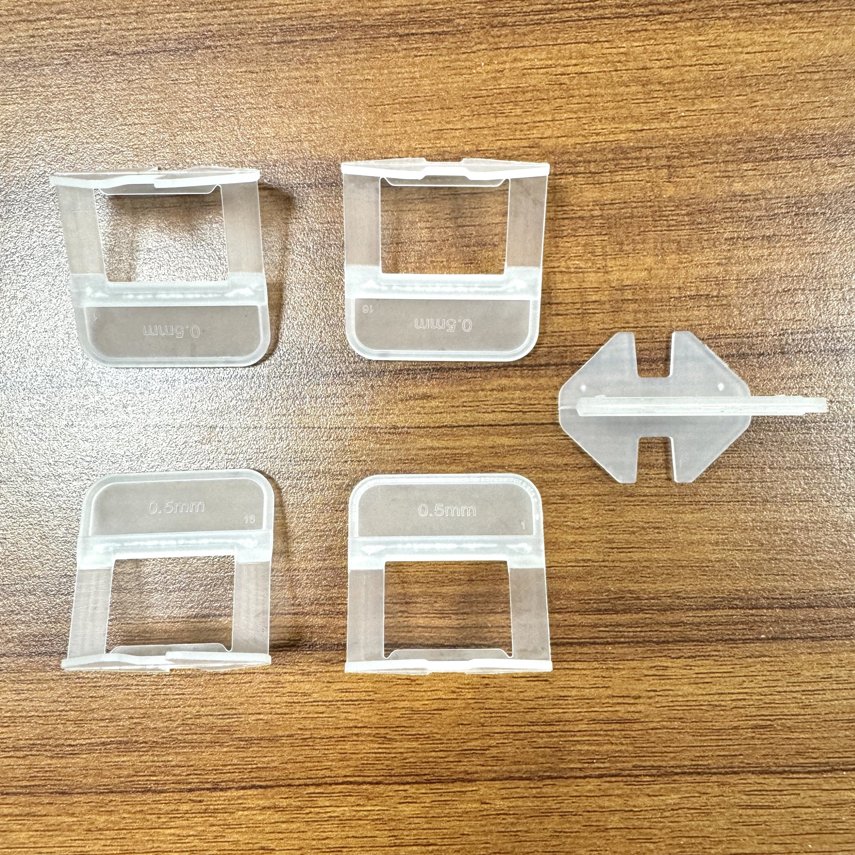 Tile leveling system and accessories, clamps and 0.5mm plastic positioning bars are easy to use 