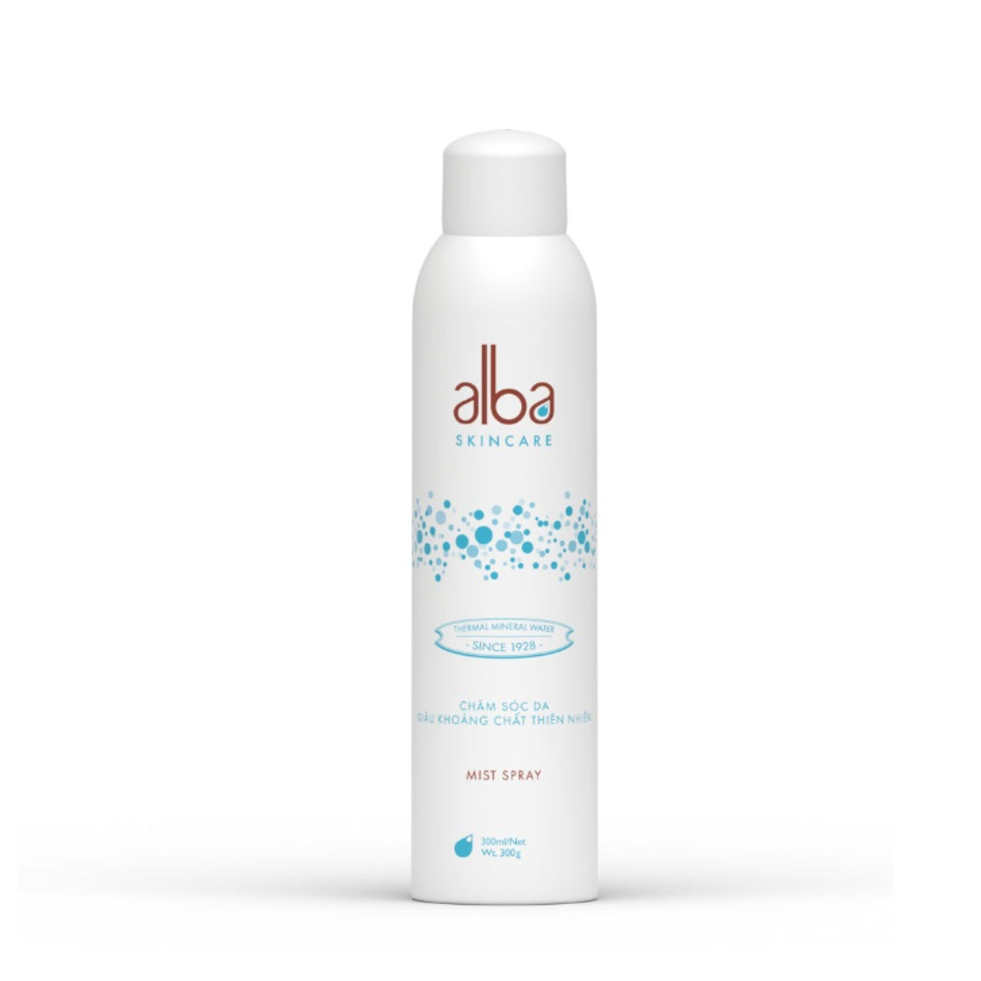 Chai xịt màu trắng, chữ "alba" nâu, họa tiết bong bóng xanh, dung tích 300ml.