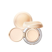 Hộp phấn nước màu kem, thiết kế tròn, nắp mở, nền trắng.