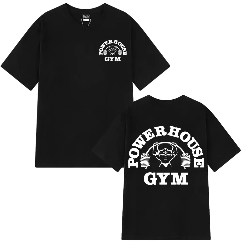 Áo thun đen với chữ trắng "POWERHOUSE GYM" và hình vẽ người nâng tạ trước ngực và sau lưng.