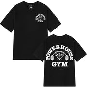 Áo thun đen với chữ trắng "POWERHOUSE GYM" và hình vẽ người nâng tạ trước ngực và sau lưng.
