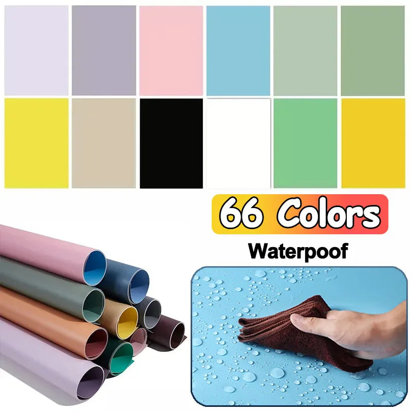 Bảng màu gồm 12 ô màu, cuộn giấy nhiều màu, tay lau nước trên bề mặt màu xanh.