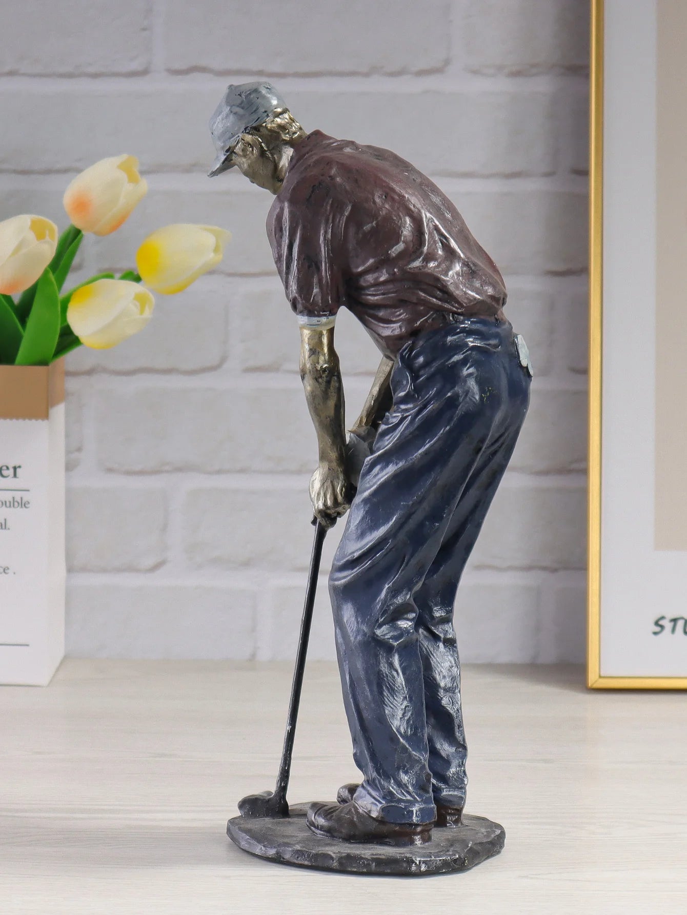 Beautiful Resin Golfer Swinging Club Statue For Room Decoration