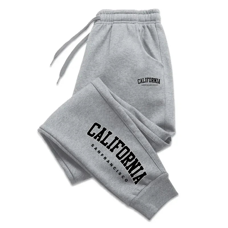 Quần jogger màu xám nhạt in chữ "California San Francisco" màu đen.