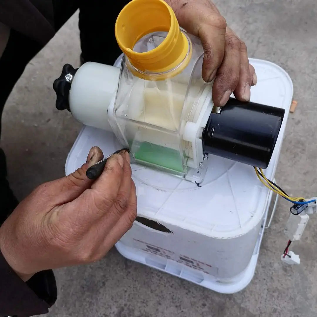 Pet feeder, fully automatic timed feeding, 12/220 volt DC discharge machine, remote for chickens