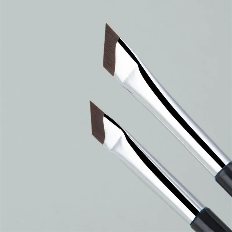 Slim Angled Eyeliner Brush - The Perfect Makeup Tool
