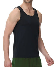Người mặc áo tanktop đen, quần short xanh lá, nền trắng.