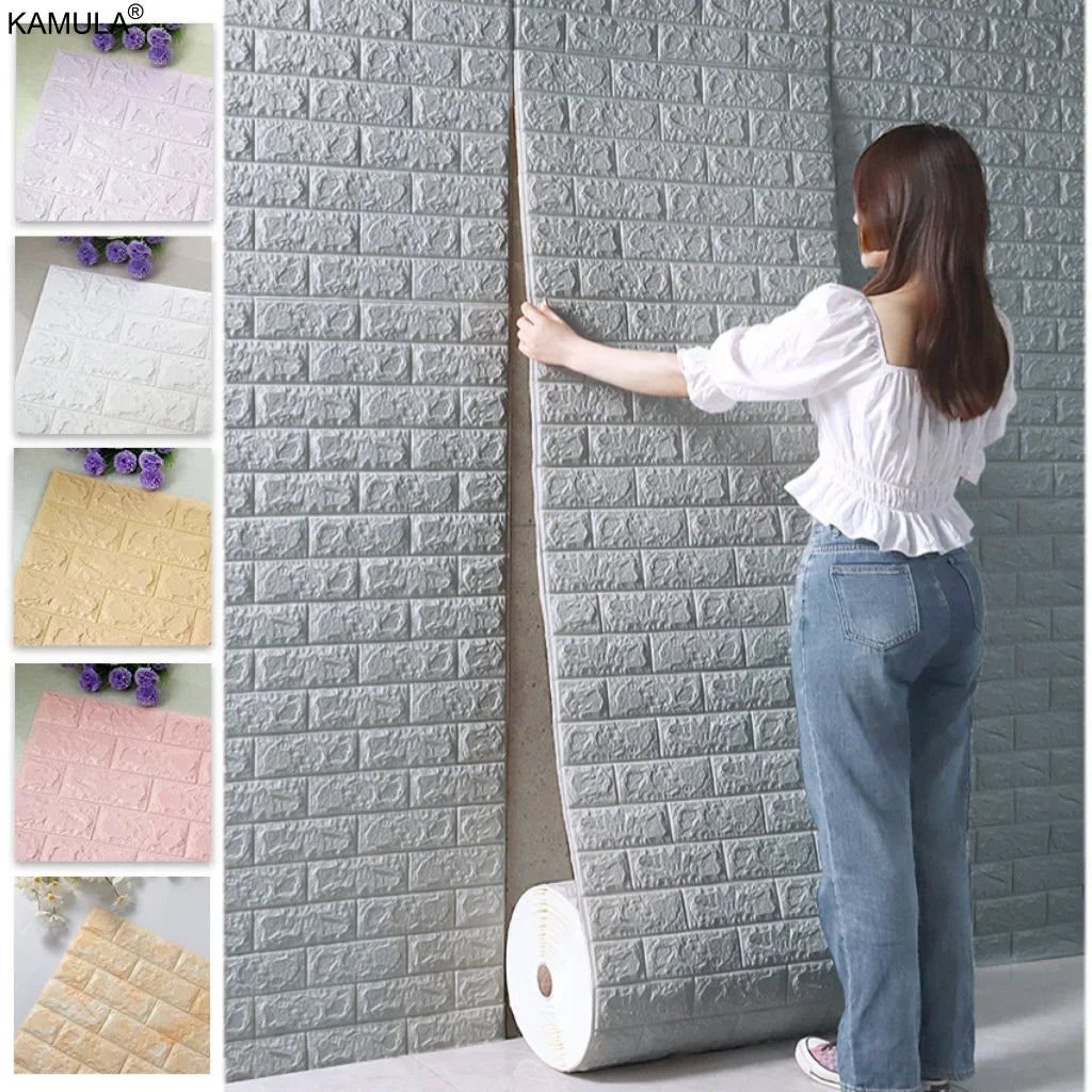 Người phụ nữ đang dán giấy dán tường giả gạch màu xám.