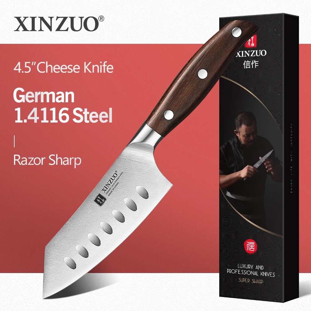 Dao phô mai 4.5 inch thép Đức 1.4116, cán gỗ, hộp đen cạnh người dùng, nền đỏ.