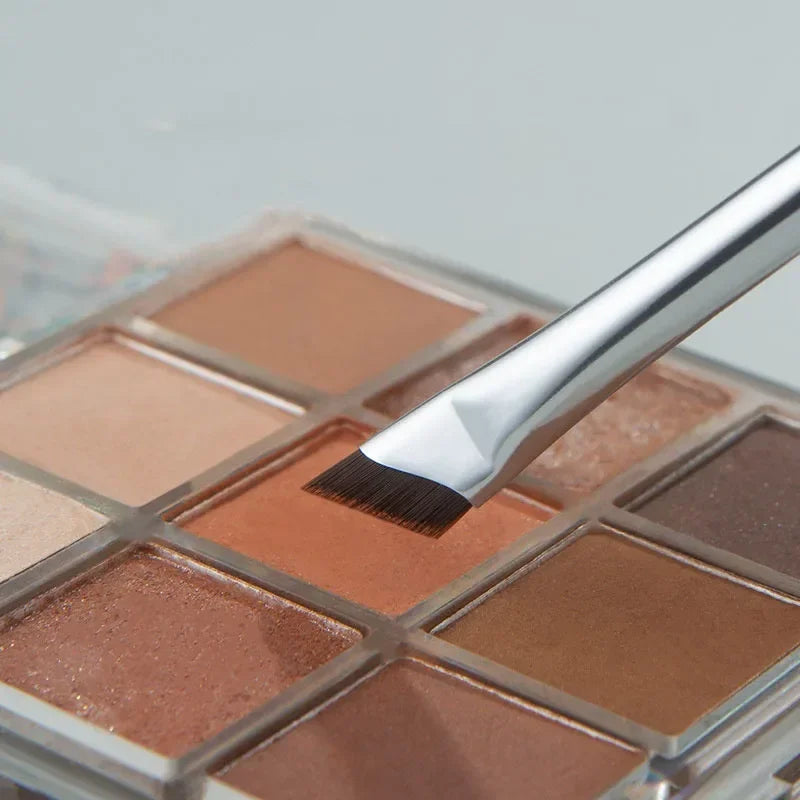 Slim Angled Eyeliner Brush - The Perfect Makeup Tool