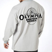 Người mặc áo xám dài tay với chữ đen "Olympia Amateur Korea" ở mặt sau.