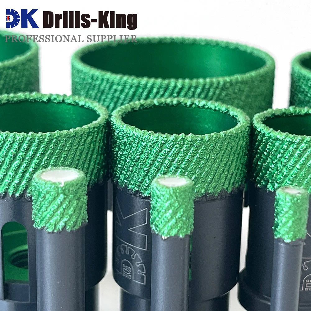 Các đầu khoan màu xanh lá với bề mặt nhám, gắn trên nền đen.