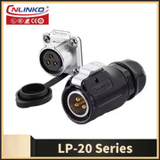 Đầu nối công nghiệp LP-20 với vỏ bạc và đen, ba chân cắm vàng, có nắp bảo vệ.