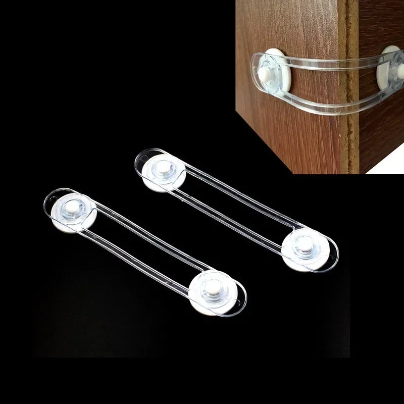 Hai khóa an toàn trong suốt, một cái gắn trên góc tủ gỗ màu nâu.