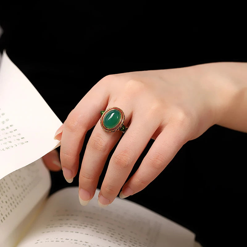 Luxurious classic gold ring with agate and enamel national style