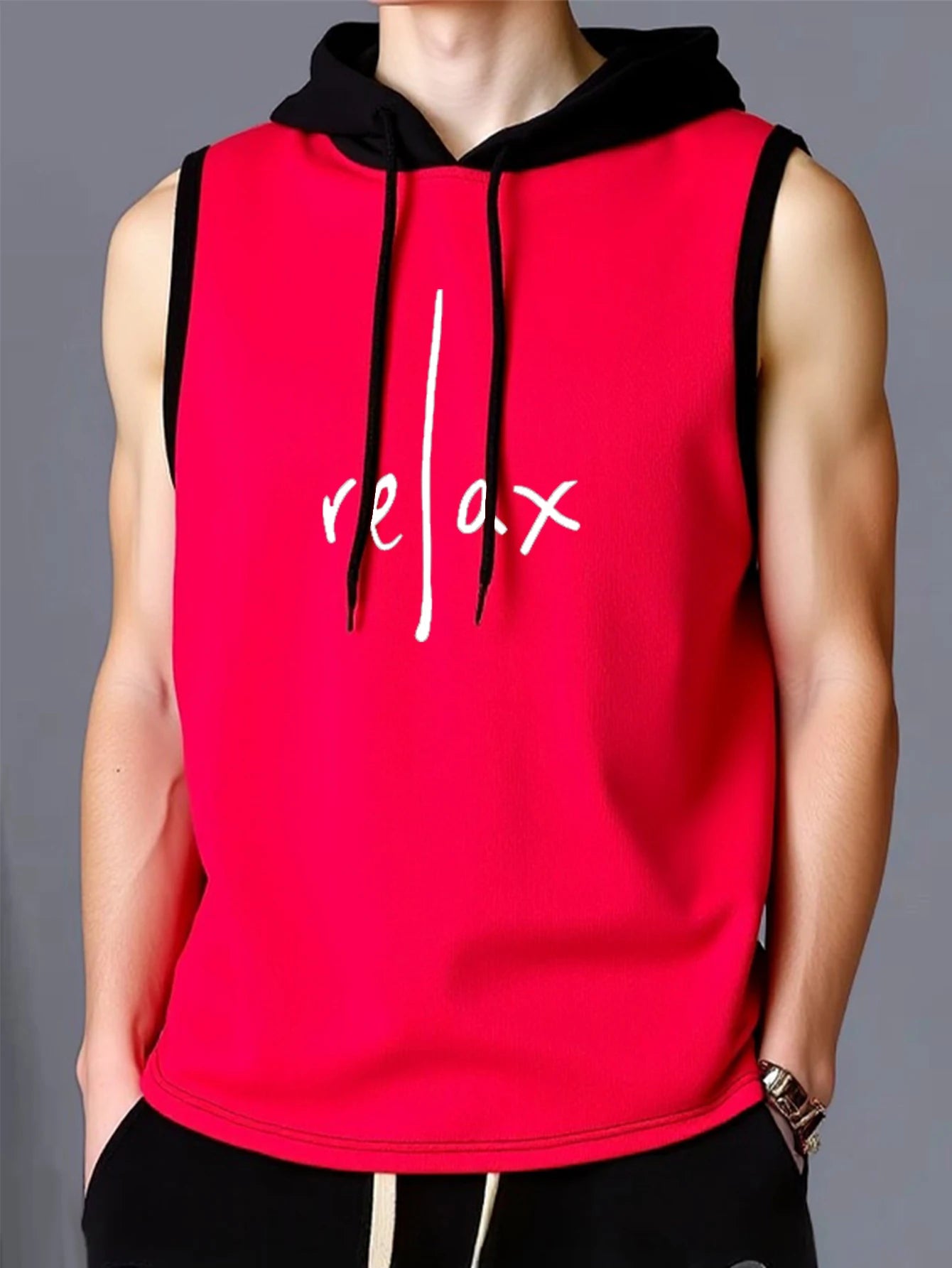 Người mặc áo hoodie không tay màu đỏ chữ "relax," nón và viền đen, trên nền xám.