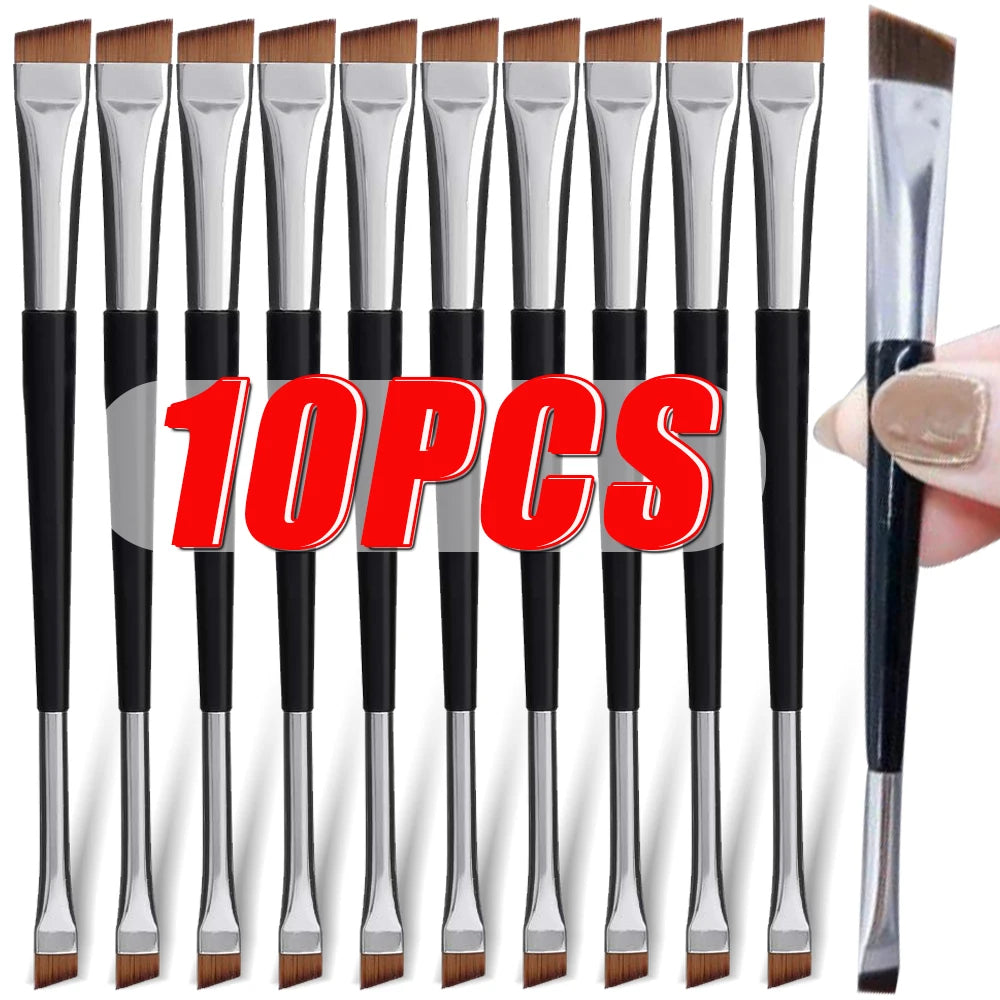 10 cọ vẽ mắt đen bạc, đầu chéo nâu, chữ "10PCS" đỏ lớn, cọ được cầm tay bên phải.