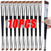 10 cọ vẽ mắt đen bạc, đầu chéo nâu, chữ "10PCS" đỏ lớn, cọ được cầm tay bên phải.