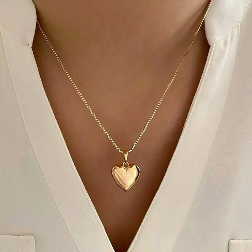 Elegant and Feminine Gold Heart Jewelry Set