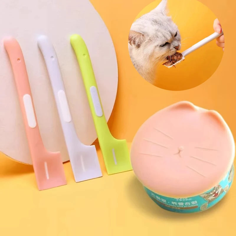 Ba dụng cụ xúc thức ăn màu hồng, trắng, xanh. Chó mèo ăn bằng thìa, nắp hộp có hình mèo.
