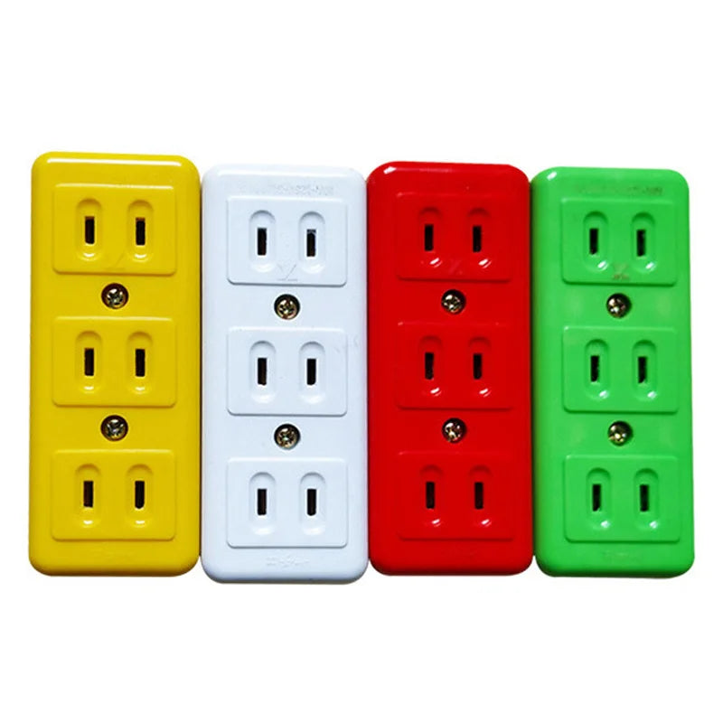 Bốn ổ cắm điện hai lỗ, màu vàng, trắng, đỏ, xanh lá, xếp cạnh nhau.