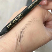 Chì kẻ mày màu đen được thử trên mu bàn tay, tạo nét mảnh như lông mày tự nhiên.