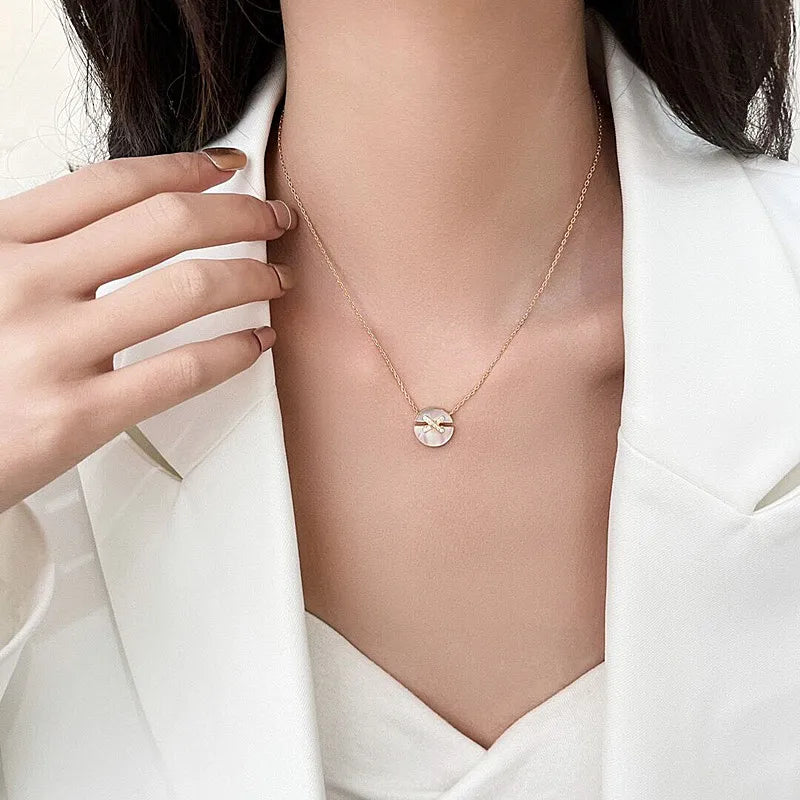 Vòng Cổ Hoa Hồng Đính Đá Tự Nhiên Thanh Lịch