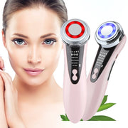 Máy chăm sóc da màu hồng, đèn đỏ và xanh, bên cạnh gương mặt phụ nữ với da mịn màng.