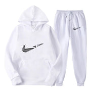 Bộ đồ thể thao màu trắng in logo đen, gồm áo hoodie và quần jogger.