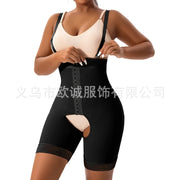 Người mặc áo định hình đen có dây vai, phần giữa màu be, nền trắng.