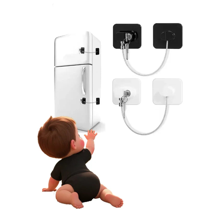 Em bé bò tới tủ lạnh trắng có khóa an toàn màu đen, bên cạnh là hai khóa an toàn.