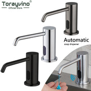 Ba bình xà phòng tự động màu đen, bạc, thép không gỉ. Một tay hứng xà phòng xanh.