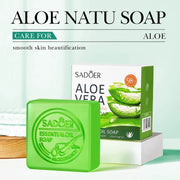 Xà phòng màu xanh lá, hộp in hình lá lô hội, chữ "Aloe Vera" và logo Sadoer.