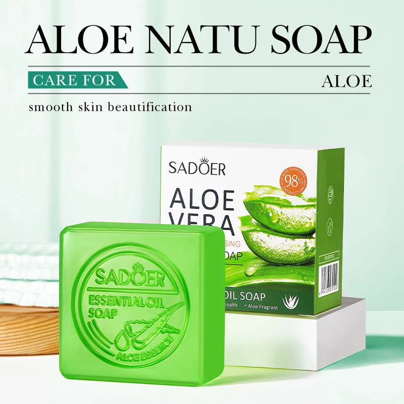 Xà phòng màu xanh lá, hộp in hình lá lô hội, chữ "Aloe Vera" và logo Sadoer.