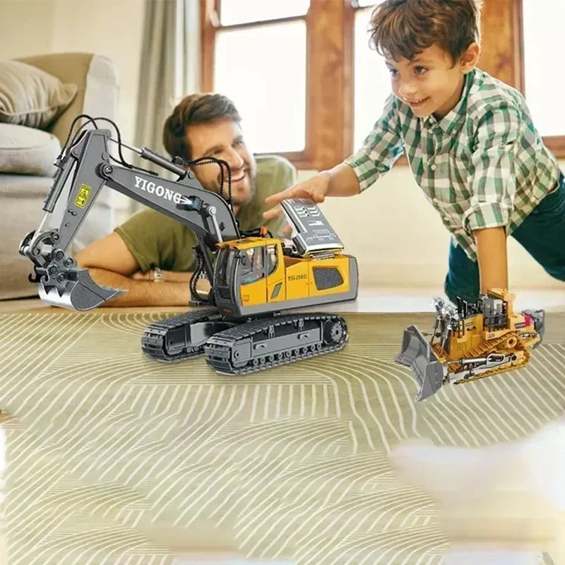 Bé trai và người đàn ông chơi với mô hình xe xúc màu vàng và xe ủi trên sàn nhà.