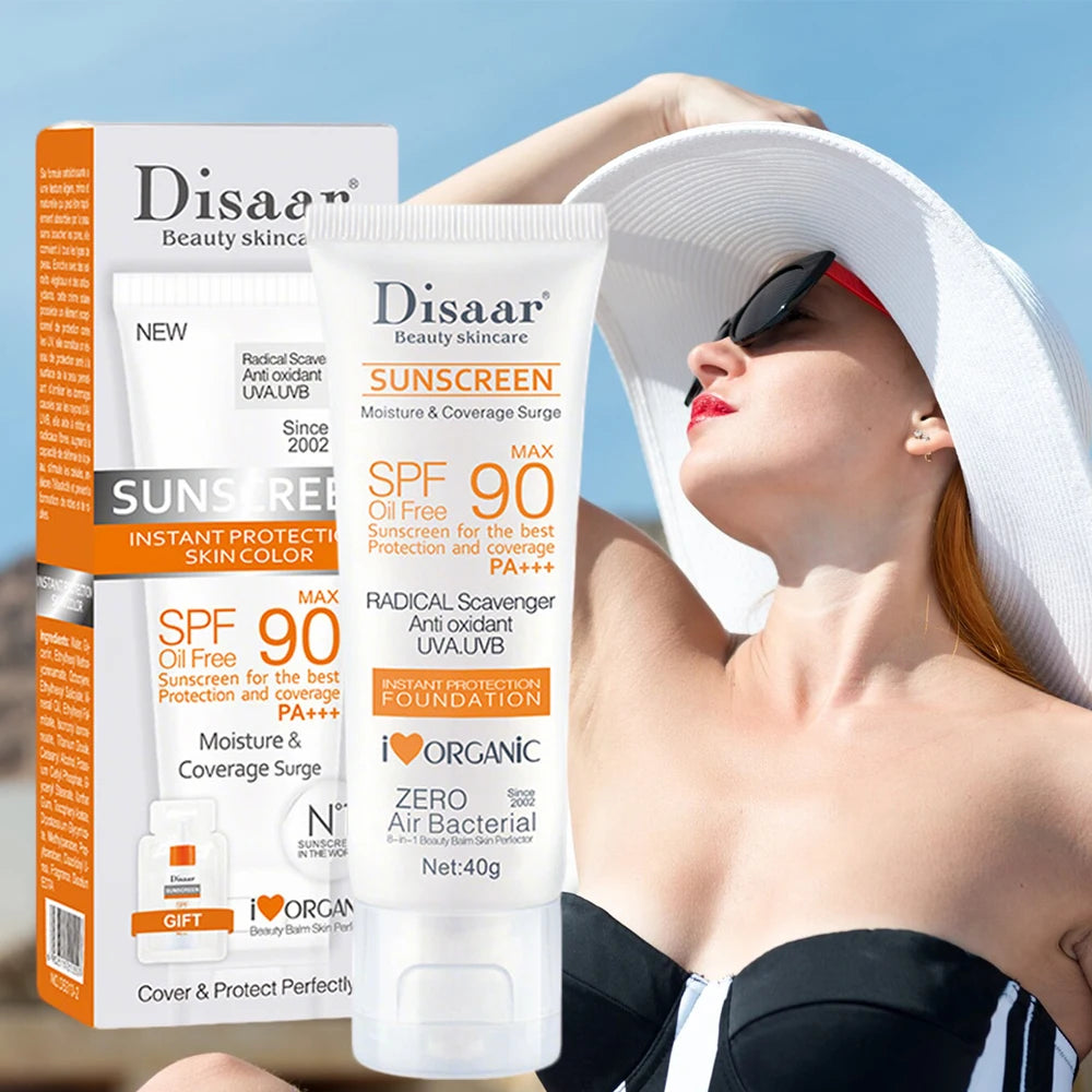 Kem chống nắng Disaar SPF 90, nền trắng chữ cam, phụ nữ đội mũ trắng và kính đen.