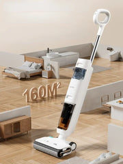 Máy hút bụi trắng trên sàn gỗ với chữ "160M²", phòng ngủ và bếp phía sau.