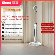 Cây lau nhà hơi nước màu bạc đứng gần rèm, nền gỗ, với văn bản quảng cáo xung quanh.