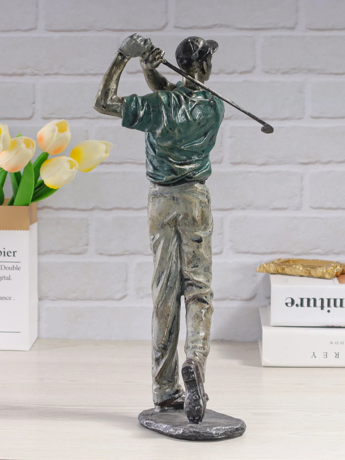 Beautiful Resin Golfer Swinging Club Statue For Room Decoration