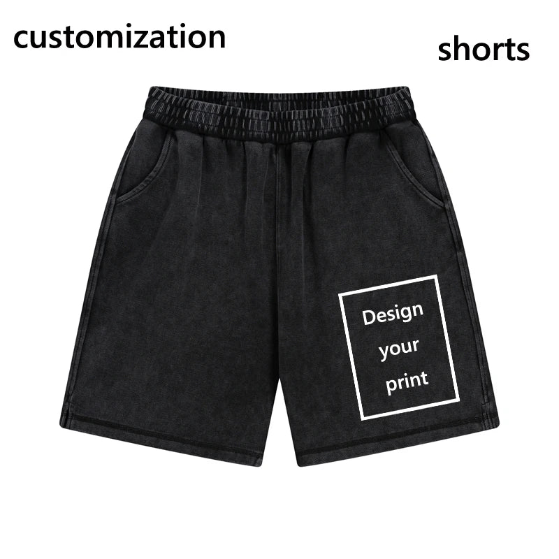 Quần short đen, túi hai bên, chữ "Design your print" trên ống quần, phông nền trắng.